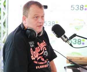 04-07-2016 SHOWBIZZ; GERARD JOLING BIJ FRANK DANA IN DE FRANK EN VRIJDAG SHOW. Op radio 538 is elke vrijdagavond  de Frank en Vrijdag show. Nu op visite bij Gerard Joling in de tuin. Het was weer lachen, gieren en brullen, thuis bij Gerard. Luister en huiver op deze vrijdagavond radio show, bol van onthullingen,knipoogjes en vooral veel lachen.
foto: Albert den Iseger