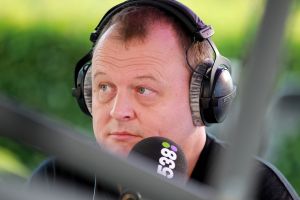 04-07-2016 SHOWBIZZ; GERARD JOLING BIJ FRANK DANA IN DE FRANK EN VRIJDAG SHOW. Op radio 538 is elke vrijdagavond  de Frank en Vrijdag show. Nu op visite bij Gerard Joling in de tuin. Het was weer lachen, gieren en brullen, thuis bij Gerard. Luister en huiver op deze vrijdagavond radio show, bol van onthullingen,knipoogjes en vooral veel lachen.
foto: Albert den Iseger