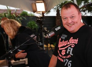 04-07-2016 SHOWBIZZ; GERARD JOLING BIJ FRANK DANA IN DE FRANK EN VRIJDAG SHOW. Op radio 538 is elke vrijdagavond  de Frank en Vrijdag show. Nu op visite bij Gerard Joling in de tuin. Het was weer lachen, gieren en brullen, thuis bij Gerard. Luister en huiver op deze vrijdagavond radio show, bol van onthullingen,knipoogjes en vooral veel lachen.
foto: Albert den Iseger