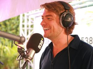 04-07-2016 SHOWBIZZ; GERARD JOLING BIJ FRANK DANA IN DE FRANK EN VRIJDAG SHOW. Op radio 538 is elke vrijdagavond  de Frank en Vrijdag show. Nu op visite bij Gerard Joling in de tuin. Het was weer lachen, gieren en brullen, thuis bij Gerard. Luister en huiver op deze vrijdagavond radio show, bol van onthullingen,knipoogjes en vooral veel lachen.
foto: Albert den Iseger