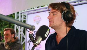 04-07-2016 SHOWBIZZ; GERARD JOLING BIJ FRANK DANA IN DE FRANK EN VRIJDAG SHOW. Op radio 538 is elke vrijdagavond  de Frank en Vrijdag show. Nu op visite bij Gerard Joling in de tuin. Het was weer lachen, gieren en brullen, thuis bij Gerard. Luister en huiver op deze vrijdagavond radio show, bol van onthullingen,knipoogjes en vooral veel lachen.
foto: Albert den Iseger