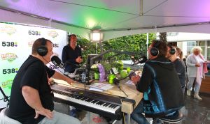 04-07-2016 SHOWBIZZ; GERARD JOLING BIJ FRANK DANA IN DE FRANK EN VRIJDAG SHOW. Op radio 538 is elke vrijdagavond  de Frank en Vrijdag show. Nu op visite bij Gerard Joling in de tuin. Het was weer lachen, gieren en brullen, thuis bij Gerard. Luister en huiver op deze vrijdagavond radio show, bol van onthullingen,knipoogjes en vooral veel lachen.
foto: Albert den Iseger