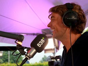 04-07-2016 SHOWBIZZ; GERARD JOLING BIJ FRANK DANA IN DE FRANK EN VRIJDAG SHOW. Op radio 538 is elke vrijdagavond  de Frank en Vrijdag show. Nu op visite bij Gerard Joling in de tuin. Het was weer lachen, gieren en brullen, thuis bij Gerard. Luister en huiver op deze vrijdagavond radio show, bol van onthullingen,knipoogjes en vooral veel lachen.
foto: Albert den Iseger