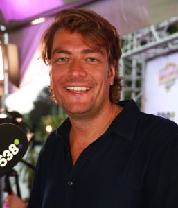 04-07-2016 SHOWBIZZ; GERARD JOLING BIJ FRANK DANA IN DE FRANK EN VRIJDAG SHOW. Op radio 538 is elke vrijdagavond  de Frank en Vrijdag show. Nu op visite bij Gerard Joling in de tuin. Het was weer lachen, gieren en brullen, thuis bij Gerard. Luister en huiver op deze vrijdagavond radio show, bol van onthullingen,knipoogjes en vooral veel lachen.
foto: Albert den Iseger