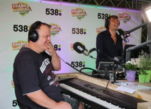 15-07-2016 SHOWBIZZ; FRANK DANE EN RADIO 538 OP VISITE BIJ HENNY HUISMAN.
Het was weer een prachtige radio 538 show in de tuin bij Henny Huisman. Veel lachen, grapjes en helemaal uit Groningen was daar de enige echte JACQUES D ANCONA als gast voor zijn vriend Henny Huisman. Op het prachtige landgoed van Nikki en Frank Lacroix in Bakkum was het een en al gezelligheid.
foto: Albert den Iseger