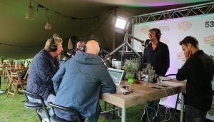 15-07-2016 SHOWBIZZ; FRANK DANE EN RADIO 538 OP VISITE BIJ HENNY HUISMAN.
Het was weer een prachtige radio 538 show in de tuin bij Henny Huisman. Veel lachen, grapjes en helemaal uit Groningen was daar de enige echte JACQUES D ANCONA als gast voor zijn vriend Henny Huisman. Op het prachtige landgoed van Nikki en Frank Lacroix in Bakkum was het een en al gezelligheid.
foto: Albert den Iseger