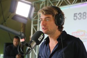 15-07-2016 SHOWBIZZ; FRANK DANE EN RADIO 538 OP VISITE BIJ HENNY HUISMAN.
Het was weer een prachtige radio 538 show in de tuin bij Henny Huisman. Veel lachen, grapjes en helemaal uit Groningen was daar de enige echte JACQUES D ANCONA als gast voor zijn vriend Henny Huisman. Op het prachtige landgoed van Nikki en Frank Lacroix in Bakkum was het een en al gezelligheid.
foto: Albert den Iseger