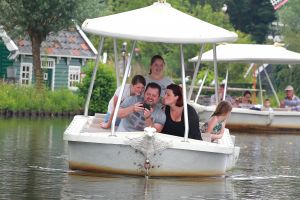 11-07-2016 SHOWBIZZ; FRANS EN MARLOES DUIJTS 12.5 JAAR GETROUWD. Het huwelijksfeest werd gevierd in de Efteling.Met familie en vrienden werd 3 dagen feest gevierd tussen allerlei attractie s en gezelligheid.
foto: Albert den Iseger