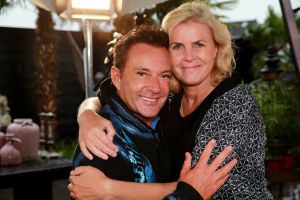 04-07-2016 SHOWBIZZ; GERARD JOLING BIJ FRANK DANA IN DE FRANK EN VRIJDAG SHOW. Op radio 538 is elke vrijdagavond  de Frank en Vrijdag show. Nu op visite bij Gerard Joling in de tuin. Het was weer lachen, gieren en brullen, thuis bij Gerard. Luister en huiver op deze vrijdagavond radio show, bol van onthullingen,knipoogjes en vooral veel lachen.
foto: Albert den Iseger