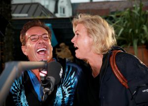 04-07-2016 SHOWBIZZ; GERARD JOLING BIJ FRANK DANA IN DE FRANK EN VRIJDAG SHOW. Op radio 538 is elke vrijdagavond  de Frank en Vrijdag show. Nu op visite bij Gerard Joling in de tuin. Het was weer lachen, gieren en brullen, thuis bij Gerard. Luister en huiver op deze vrijdagavond radio show, bol van onthullingen,knipoogjes en vooral veel lachen.
foto: Albert den Iseger