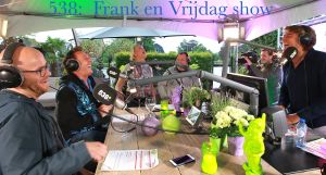 01-07-2016 SHOWBIZZ; FRANK DANA MET DE FRANK EN VRIJDAG SHOW IN DE TUIN BIJ GERARD JOLING. Het was een en al gezelligheid in de tuin bij Gerard Joling en vooral veel water, wat een regen op 1 juli 2016. Frank Dana-Jelte van der Goot en Albert maakten er weer een heerlijk feest van met medewerking van Gerard Joling-Hans Klok en Irene Moors.
foto: Albert den Iseger