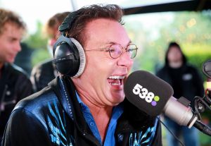 04-07-2016 SHOWBIZZ; GERARD JOLING BIJ FRANK DANA IN DE FRANK EN VRIJDAG SHOW. Op radio 538 is elke vrijdagavond  de Frank en Vrijdag show. Nu op visite bij Gerard Joling in de tuin. Het was weer lachen, gieren en brullen, thuis bij Gerard. Luister en huiver op deze vrijdagavond radio show, bol van onthullingen,knipoogjes en vooral veel lachen.
foto: Albert den Iseger