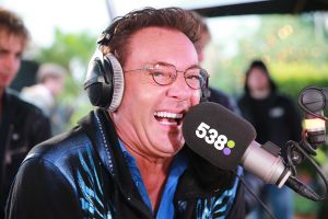 04-07-2016 SHOWBIZZ; GERARD JOLING BIJ FRANK DANA IN DE FRANK EN VRIJDAG SHOW. Op radio 538 is elke vrijdagavond  de Frank en Vrijdag show. Nu op visite bij Gerard Joling in de tuin. Het was weer lachen, gieren en brullen, thuis bij Gerard. Luister en huiver op deze vrijdagavond radio show, bol van onthullingen,knipoogjes en vooral veel lachen.
foto: Albert den Iseger