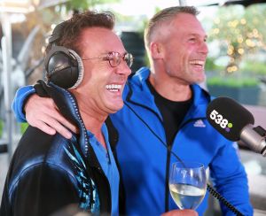 04-07-2016 SHOWBIZZ; GERARD JOLING BIJ FRANK DANA IN DE FRANK EN VRIJDAG SHOW. Op radio 538 is elke vrijdagavond  de Frank en Vrijdag show. Nu op visite bij Gerard Joling in de tuin. Het was weer lachen, gieren en brullen, thuis bij Gerard. Luister en huiver op deze vrijdagavond radio show, bol van onthullingen,knipoogjes en vooral veel lachen.
foto: Albert den Iseger