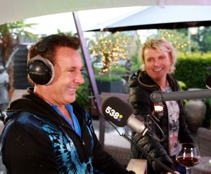 04-07-2016 SHOWBIZZ; GERARD JOLING BIJ FRANK DANA IN DE FRANK EN VRIJDAG SHOW. Op radio 538 is elke vrijdagavond  de Frank en Vrijdag show. Nu op visite bij Gerard Joling in de tuin. Het was weer lachen, gieren en brullen, thuis bij Gerard. Luister en huiver op deze vrijdagavond radio show, bol van onthullingen,knipoogjes en vooral veel lachen.
foto: Albert den Iseger