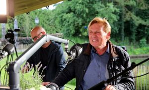 15-07-2016 SHOWBIZZ; FRANK DANE EN RADIO 538 OP VISITE BIJ HENNY HUISMAN.
Het was weer een prachtige radio 538 show in de tuin bij Henny Huisman. Veel lachen, grapjes en helemaal uit Groningen was daar de enige echte JACQUES D ANCONA als gast voor zijn vriend Henny Huisman. Op het prachtige landgoed van Nikki en Frank Lacroix in Bakkum was het een en al gezelligheid.
foto: Albert den Iseger