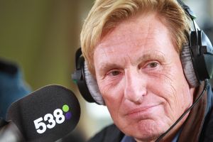 15-07-2016 SHOWBIZZ; FRANK DANE EN RADIO 538 OP VISITE BIJ HENNY HUISMAN.
Het was weer een prachtige radio 538 show in de tuin bij Henny Huisman. Veel lachen, grapjes en helemaal uit Groningen was daar de enige echte JACQUES D ANCONA als gast voor zijn vriend Henny Huisman. Op het prachtige landgoed van Nikki en Frank Lacroix in Bakkum was het een en al gezelligheid.
foto: Albert den Iseger