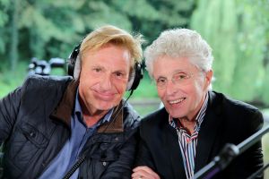 15-07-2016 SHOWBIZZ; FRANK DANE EN RADIO 538 OP VISITE BIJ HENNY HUISMAN.
Het was weer een prachtige radio 538 show in de tuin bij Henny Huisman. Veel lachen, grapjes en helemaal uit Groningen was daar de enige echte JACQUES D ANCONA als gast voor zijn vriend Henny Huisman. Op het prachtige landgoed van Nikki en Frank Lacroix in Bakkum was het een en al gezelligheid.
foto: Albert den Iseger