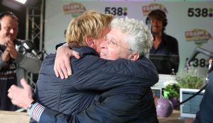 15-07-2016 SHOWBIZZ; FRANK DANE EN RADIO 538 OP VISITE BIJ HENNY HUISMAN.
Het was weer een prachtige radio 538 show in de tuin bij Henny Huisman. Veel lachen, grapjes en helemaal uit Groningen was daar de enige echte JACQUES D ANCONA als gast voor zijn vriend Henny Huisman. Op het prachtige landgoed van Nikki en Frank Lacroix in Bakkum was het een en al gezelligheid.
foto: Albert den Iseger