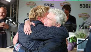 15-07-2016 SHOWBIZZ; FRANK DANE EN RADIO 538 OP VISITE BIJ HENNY HUISMAN.
Het was weer een prachtige radio 538 show in de tuin bij Henny Huisman. Veel lachen, grapjes en helemaal uit Groningen was daar de enige echte JACQUES D ANCONA als gast voor zijn vriend Henny Huisman. Op het prachtige landgoed van Nikki en Frank Lacroix in Bakkum was het een en al gezelligheid.
foto: Albert den Iseger