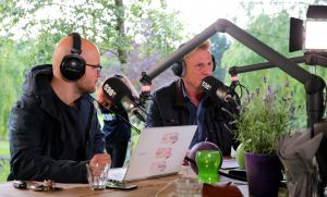 15-07-2016 SHOWBIZZ; FRANK DANE EN RADIO 538 OP VISITE BIJ HENNY HUISMAN.
Het was weer een prachtige radio 538 show in de tuin bij Henny Huisman. Veel lachen, grapjes en helemaal uit Groningen was daar de enige echte JACQUES D ANCONA als gast voor zijn vriend Henny Huisman. Op het prachtige landgoed van Nikki en Frank Lacroix in Bakkum was het een en al gezelligheid.
foto: Albert den Iseger