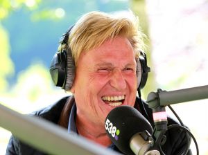 15-07-2016 SHOWBIZZ; FRANK DANE EN RADIO 538 OP VISITE BIJ HENNY HUISMAN.
Het was weer een prachtige radio 538 show in de tuin bij Henny Huisman. Veel lachen, grapjes en helemaal uit Groningen was daar de enige echte JACQUES D ANCONA als gast voor zijn vriend Henny Huisman. Op het prachtige landgoed van Nikki en Frank Lacroix in Bakkum was het een en al gezelligheid.
foto: Albert den Iseger