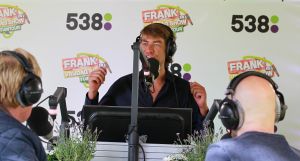 15-07-2016 SHOWBIZZ; FRANK DANE EN RADIO 538 OP VISITE BIJ HENNY HUISMAN.
Het was weer een prachtige radio 538 show in de tuin bij Henny Huisman. Veel lachen, grapjes en helemaal uit Groningen was daar de enige echte JACQUES D ANCONA als gast voor zijn vriend Henny Huisman. Op het prachtige landgoed van Nikki en Frank Lacroix in Bakkum was het een en al gezelligheid.
foto: Albert den Iseger