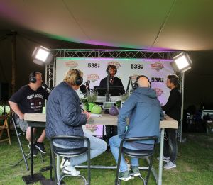 15-07-2016 SHOWBIZZ; FRANK DANE EN RADIO 538 OP VISITE BIJ HENNY HUISMAN.
Het was weer een prachtige radio 538 show in de tuin bij Henny Huisman. Veel lachen, grapjes en helemaal uit Groningen was daar de enige echte JACQUES D ANCONA als gast voor zijn vriend Henny Huisman. Op het prachtige landgoed van Nikki en Frank Lacroix in Bakkum was het een en al gezelligheid.
foto: Albert den Iseger