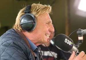 15-07-2016 SHOWBIZZ; FRANK DANE EN RADIO 538 OP VISITE BIJ HENNY HUISMAN.
Het was weer een prachtige radio 538 show in de tuin bij Henny Huisman. Veel lachen, grapjes en helemaal uit Groningen was daar de enige echte JACQUES D ANCONA als gast voor zijn vriend Henny Huisman. Op het prachtige landgoed van Nikki en Frank Lacroix in Bakkum was het een en al gezelligheid.
foto: Albert den Iseger