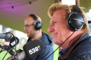 15-07-2016 SHOWBIZZ; FRANK DANE EN RADIO 538 OP VISITE BIJ HENNY HUISMAN.
Het was weer een prachtige radio 538 show in de tuin bij Henny Huisman. Veel lachen, grapjes en helemaal uit Groningen was daar de enige echte JACQUES D ANCONA als gast voor zijn vriend Henny Huisman. Op het prachtige landgoed van Nikki en Frank Lacroix in Bakkum was het een en al gezelligheid.
foto: Albert den Iseger