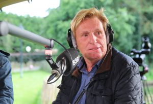 15-07-2016 SHOWBIZZ; FRANK DANE EN RADIO 538 OP VISITE BIJ HENNY HUISMAN.
Het was weer een prachtige radio 538 show in de tuin bij Henny Huisman. Veel lachen, grapjes en helemaal uit Groningen was daar de enige echte JACQUES D ANCONA als gast voor zijn vriend Henny Huisman. Op het prachtige landgoed van Nikki en Frank Lacroix in Bakkum was het een en al gezelligheid.
foto: Albert den Iseger