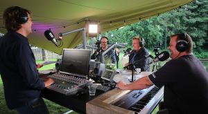 15-07-2016 SHOWBIZZ; FRANK DANE EN RADIO 538 OP VISITE BIJ HENNY HUISMAN.
Het was weer een prachtige radio 538 show in de tuin bij Henny Huisman. Veel lachen, grapjes en helemaal uit Groningen was daar de enige echte JACQUES D ANCONA als gast voor zijn vriend Henny Huisman. Op het prachtige landgoed van Nikki en Frank Lacroix in Bakkum was het een en al gezelligheid.
foto: Albert den Iseger