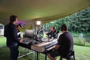 15-07-2016 SHOWBIZZ; FRANK DANE EN RADIO 538 OP VISITE BIJ HENNY HUISMAN.
Het was weer een prachtige radio 538 show in de tuin bij Henny Huisman. Veel lachen, grapjes en helemaal uit Groningen was daar de enige echte JACQUES D ANCONA als gast voor zijn vriend Henny Huisman. Op het prachtige landgoed van Nikki en Frank Lacroix in Bakkum was het een en al gezelligheid.
foto: Albert den Iseger