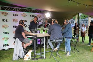 15-07-2016 SHOWBIZZ; FRANK DANE EN RADIO 538 OP VISITE BIJ HENNY HUISMAN.
Het was weer een prachtige radio 538 show in de tuin bij Henny Huisman. Veel lachen, grapjes en helemaal uit Groningen was daar de enige echte JACQUES D ANCONA als gast voor zijn vriend Henny Huisman. Op het prachtige landgoed van Nikki en Frank Lacroix in Bakkum was het een en al gezelligheid.
foto: Albert den Iseger