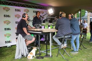 15-07-2016 SHOWBIZZ; FRANK DANE EN RADIO 538 OP VISITE BIJ HENNY HUISMAN.
Het was weer een prachtige radio 538 show in de tuin bij Henny Huisman. Veel lachen, grapjes en helemaal uit Groningen was daar de enige echte JACQUES D ANCONA als gast voor zijn vriend Henny Huisman. Op het prachtige landgoed van Nikki en Frank Lacroix in Bakkum was het een en al gezelligheid.
foto: Albert den Iseger