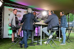 15-07-2016 SHOWBIZZ; FRANK DANE EN RADIO 538 OP VISITE BIJ HENNY HUISMAN.
Het was weer een prachtige radio 538 show in de tuin bij Henny Huisman. Veel lachen, grapjes en helemaal uit Groningen was daar de enige echte JACQUES D ANCONA als gast voor zijn vriend Henny Huisman. Op het prachtige landgoed van Nikki en Frank Lacroix in Bakkum was het een en al gezelligheid.
foto: Albert den Iseger