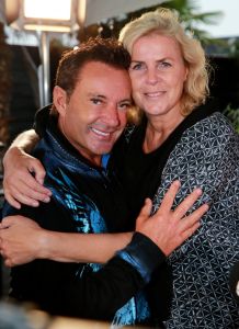 04-07-2016 SHOWBIZZ; GERARD JOLING BIJ FRANK DANA IN DE FRANK EN VRIJDAG SHOW. Op radio 538 is elke vrijdagavond  de Frank en Vrijdag show. Nu op visite bij Gerard Joling in de tuin. Het was weer lachen, gieren en brullen, thuis bij Gerard. Luister en huiver op deze vrijdagavond radio show, bol van onthullingen,knipoogjes en vooral veel lachen.
foto: Albert den Iseger