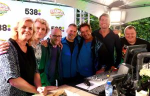 04-07-2016 SHOWBIZZ; GERARD JOLING BIJ FRANK DANA IN DE FRANK EN VRIJDAG SHOW. Op radio 538 is elke vrijdagavond  de Frank en Vrijdag show. Nu op visite bij Gerard Joling in de tuin. Het was weer lachen, gieren en brullen, thuis bij Gerard. Luister en huiver op deze vrijdagavond radio show, bol van onthullingen,knipoogjes en vooral veel lachen.
foto: Albert den Iseger