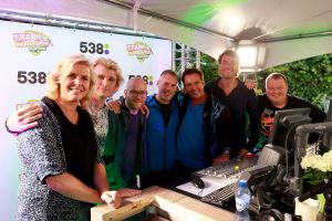 04-07-2016 SHOWBIZZ; GERARD JOLING BIJ FRANK DANA IN DE FRANK EN VRIJDAG SHOW. Op radio 538 is elke vrijdagavond  de Frank en Vrijdag show. Nu op visite bij Gerard Joling in de tuin. Het was weer lachen, gieren en brullen, thuis bij Gerard. Luister en huiver op deze vrijdagavond radio show, bol van onthullingen,knipoogjes en vooral veel lachen.
foto: Albert den Iseger