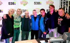 04-07-2016 SHOWBIZZ; GERARD JOLING BIJ FRANK DANA IN DE FRANK EN VRIJDAG SHOW. Op radio 538 is elke vrijdagavond  de Frank en Vrijdag show. Nu op visite bij Gerard Joling in de tuin. Het was weer lachen, gieren en brullen, thuis bij Gerard. Luister en huiver op deze vrijdagavond radio show, bol van onthullingen,knipoogjes en vooral veel lachen.
foto: Albert den Iseger