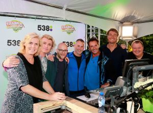 04-07-2016 SHOWBIZZ; GERARD JOLING BIJ FRANK DANA IN DE FRANK EN VRIJDAG SHOW. Op radio 538 is elke vrijdagavond  de Frank en Vrijdag show. Nu op visite bij Gerard Joling in de tuin. Het was weer lachen, gieren en brullen, thuis bij Gerard. Luister en huiver op deze vrijdagavond radio show, bol van onthullingen,knipoogjes en vooral veel lachen.
foto: Albert den Iseger