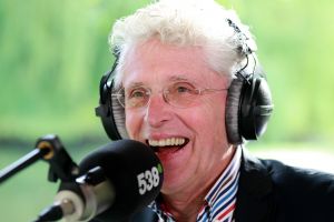 15-07-2016 SHOWBIZZ; FRANK DANE EN RADIO 538 OP VISITE BIJ HENNY HUISMAN.
Het was weer een prachtige radio 538 show in de tuin bij Henny Huisman. Veel lachen, grapjes en helemaal uit Groningen was daar de enige echte JACQUES D ANCONA als gast voor zijn vriend Henny Huisman. Op het prachtige landgoed van Nikki en Frank Lacroix in Bakkum was het een en al gezelligheid.
foto: Albert den Iseger