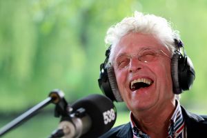 15-07-2016 SHOWBIZZ; FRANK DANE EN RADIO 538 OP VISITE BIJ HENNY HUISMAN.
Het was weer een prachtige radio 538 show in de tuin bij Henny Huisman. Veel lachen, grapjes en helemaal uit Groningen was daar de enige echte JACQUES D ANCONA als gast voor zijn vriend Henny Huisman. Op het prachtige landgoed van Nikki en Frank Lacroix in Bakkum was het een en al gezelligheid.
foto: Albert den Iseger