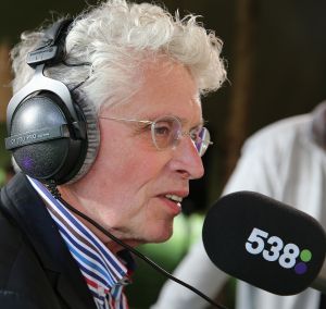 15-07-2016 SHOWBIZZ; FRANK DANE EN RADIO 538 OP VISITE BIJ HENNY HUISMAN.
Het was weer een prachtige radio 538 show in de tuin bij Henny Huisman. Veel lachen, grapjes en helemaal uit Groningen was daar de enige echte JACQUES D ANCONA als gast voor zijn vriend Henny Huisman. Op het prachtige landgoed van Nikki en Frank Lacroix in Bakkum was het een en al gezelligheid.
foto: Albert den Iseger