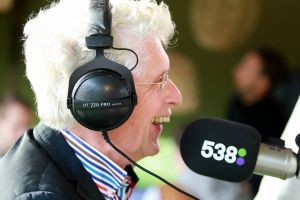 15-07-2016 SHOWBIZZ; FRANK DANE EN RADIO 538 OP VISITE BIJ HENNY HUISMAN.
Het was weer een prachtige radio 538 show in de tuin bij Henny Huisman. Veel lachen, grapjes en helemaal uit Groningen was daar de enige echte JACQUES D ANCONA als gast voor zijn vriend Henny Huisman. Op het prachtige landgoed van Nikki en Frank Lacroix in Bakkum was het een en al gezelligheid.
foto: Albert den Iseger