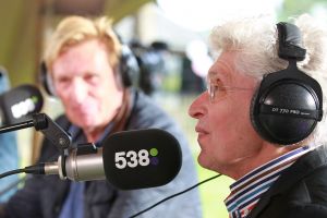 15-07-2016 SHOWBIZZ; FRANK DANE EN RADIO 538 OP VISITE BIJ HENNY HUISMAN.
Het was weer een prachtige radio 538 show in de tuin bij Henny Huisman. Veel lachen, grapjes en helemaal uit Groningen was daar de enige echte JACQUES D ANCONA als gast voor zijn vriend Henny Huisman. Op het prachtige landgoed van Nikki en Frank Lacroix in Bakkum was het een en al gezelligheid.
foto: Albert den Iseger