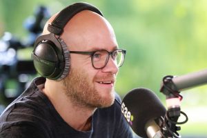 15-07-2016 SHOWBIZZ; FRANK DANE EN RADIO 538 OP VISITE BIJ HENNY HUISMAN.
Het was weer een prachtige radio 538 show in de tuin bij Henny Huisman. Veel lachen, grapjes en helemaal uit Groningen was daar de enige echte JACQUES D ANCONA als gast voor zijn vriend Henny Huisman. Op het prachtige landgoed van Nikki en Frank Lacroix in Bakkum was het een en al gezelligheid.
foto: Albert den Iseger