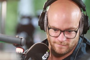 15-07-2016 SHOWBIZZ; FRANK DANE EN RADIO 538 OP VISITE BIJ HENNY HUISMAN.
Het was weer een prachtige radio 538 show in de tuin bij Henny Huisman. Veel lachen, grapjes en helemaal uit Groningen was daar de enige echte JACQUES D ANCONA als gast voor zijn vriend Henny Huisman. Op het prachtige landgoed van Nikki en Frank Lacroix in Bakkum was het een en al gezelligheid.
foto: Albert den Iseger