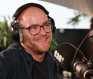 04-07-2016 SHOWBIZZ; GERARD JOLING BIJ FRANK DANA IN DE FRANK EN VRIJDAG SHOW. Op radio 538 is elke vrijdagavond  de Frank en Vrijdag show. Nu op visite bij Gerard Joling in de tuin. Het was weer lachen, gieren en brullen, thuis bij Gerard. Luister en huiver op deze vrijdagavond radio show, bol van onthullingen,knipoogjes en vooral veel lachen.
foto: Albert den Iseger