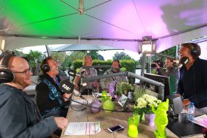 04-07-2016 SHOWBIZZ; GERARD JOLING BIJ FRANK DANA IN DE FRANK EN VRIJDAG SHOW. Op radio 538 is elke vrijdagavond  de Frank en Vrijdag show. Nu op visite bij Gerard Joling in de tuin. Het was weer lachen, gieren en brullen, thuis bij Gerard. Luister en huiver op deze vrijdagavond radio show, bol van onthullingen,knipoogjes en vooral veel lachen.
foto: Albert den Iseger